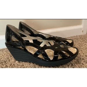 LN FLY London black patent wedge shoes-size 40